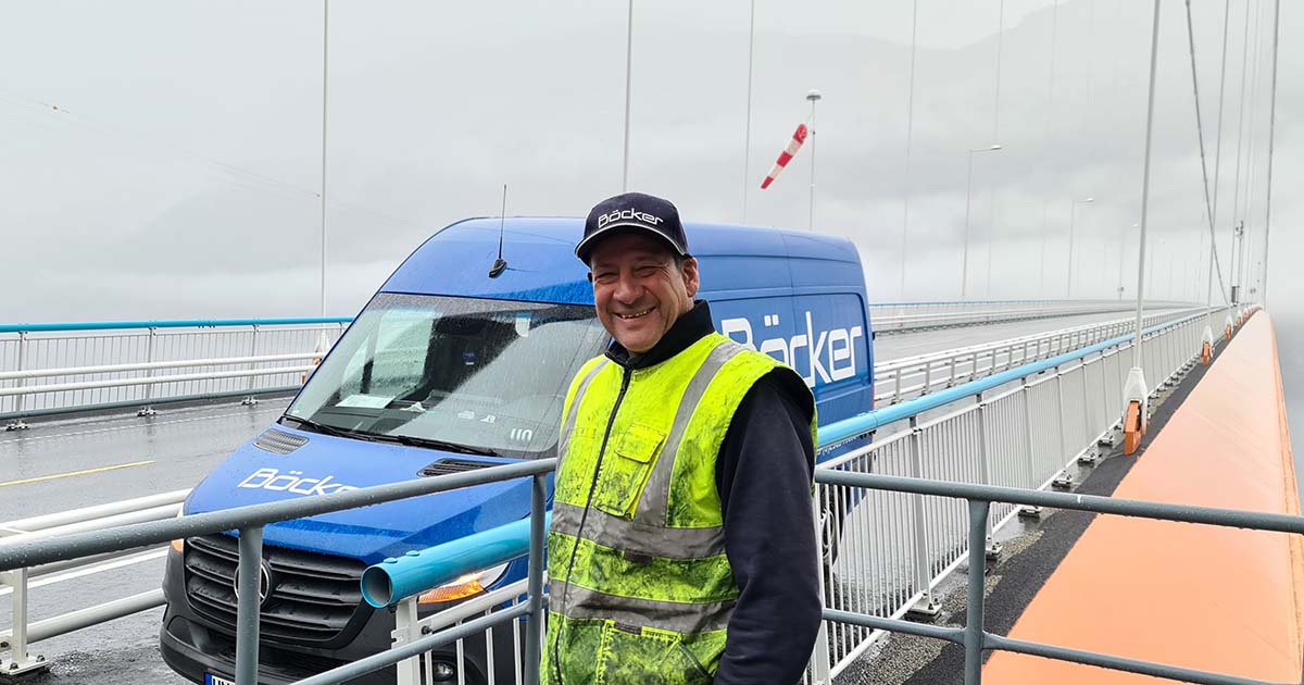 Bildet viser en montør fra Böcker i Tyskland på Hardangerbroen hvor han har utført arbeid for Alutec.