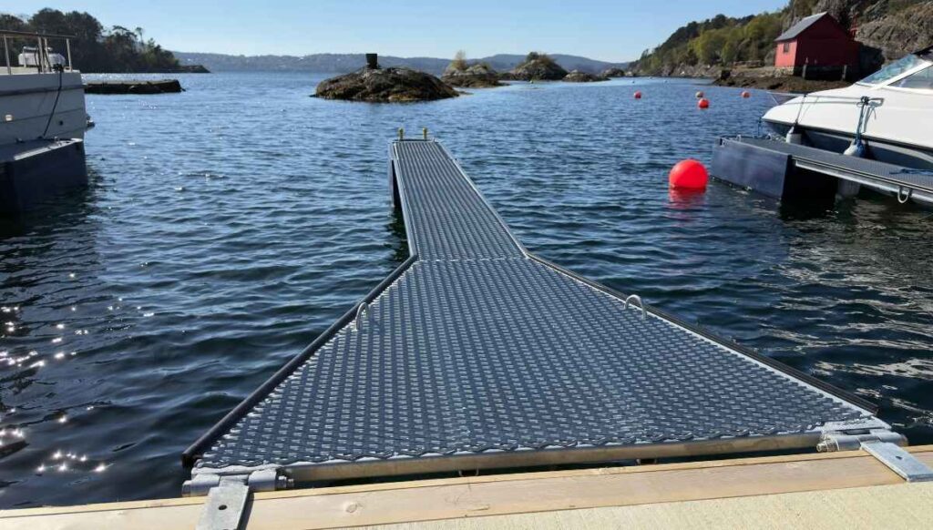 Utrigger fra Jamax Flytebrygger i Åstveitvågen