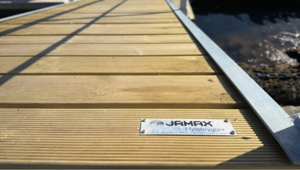 Flytebryggedekke med riller fra Jamax