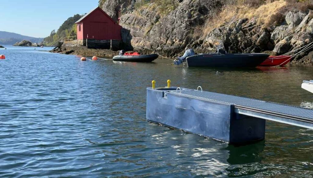 Utrigger fra Jamax flytebrygger hos Årstveitvågen Båtlag