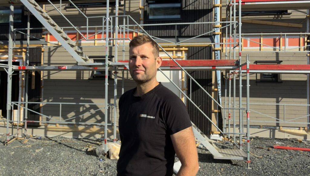 Byggmester Bård Alfred Monsen foran Jamax-stillas